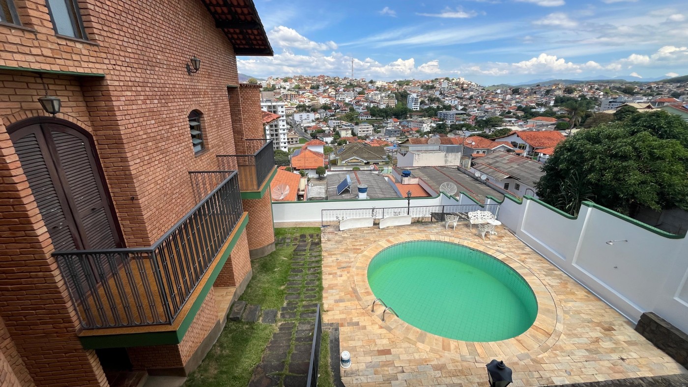 Casa de Alto Padrão no Centro em São Lourenço