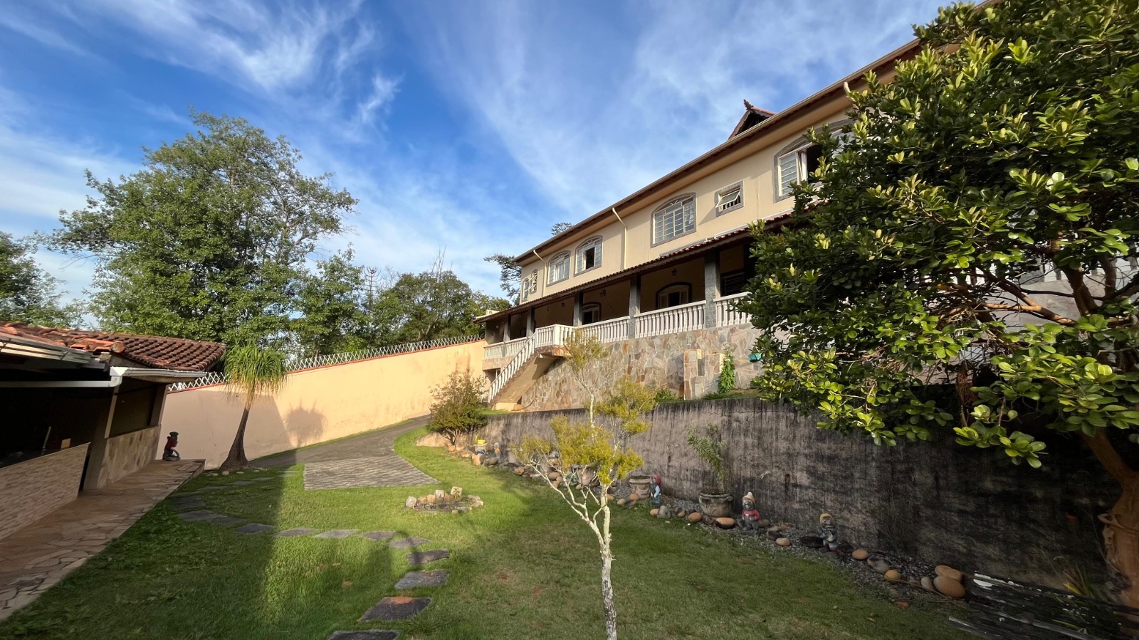 Casa no Vale dos Pinheiros com Alto Potencial para Pousada em São Lourenço