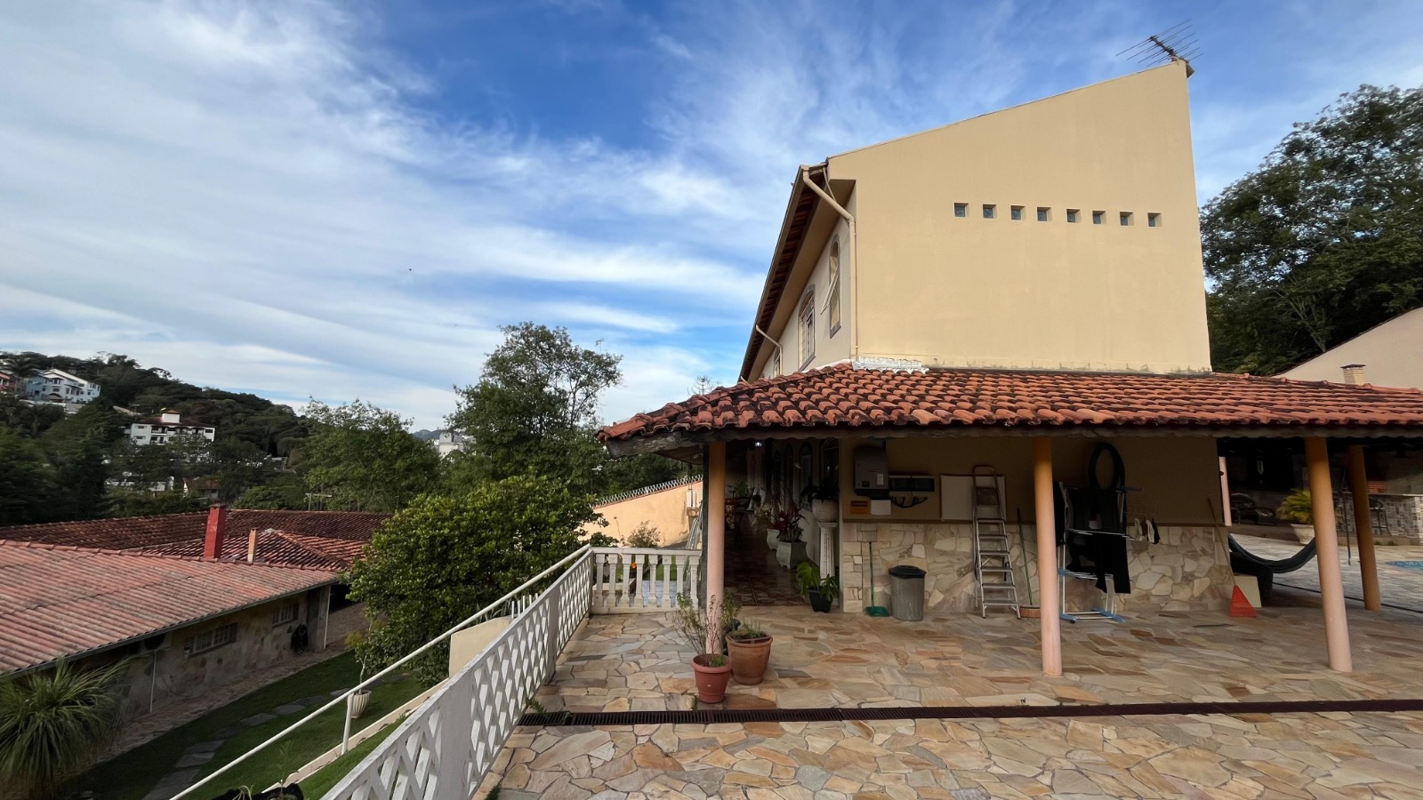 Foto 3 de Casa no Vale dos Pinheiros com Alto Potencial para Pousada